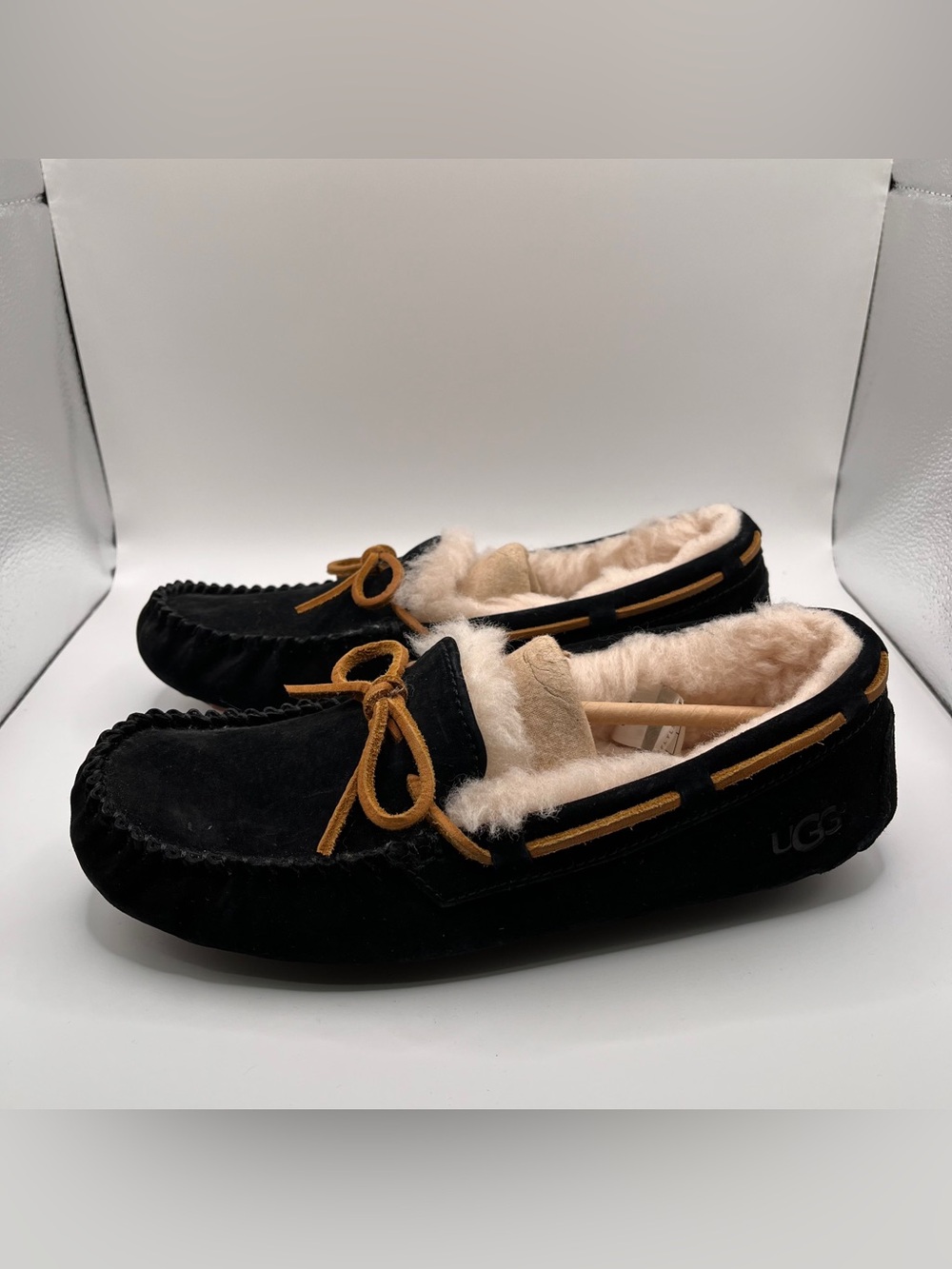 UGG Womens Dakota Slipper Black Suede Size 7 excellent condition